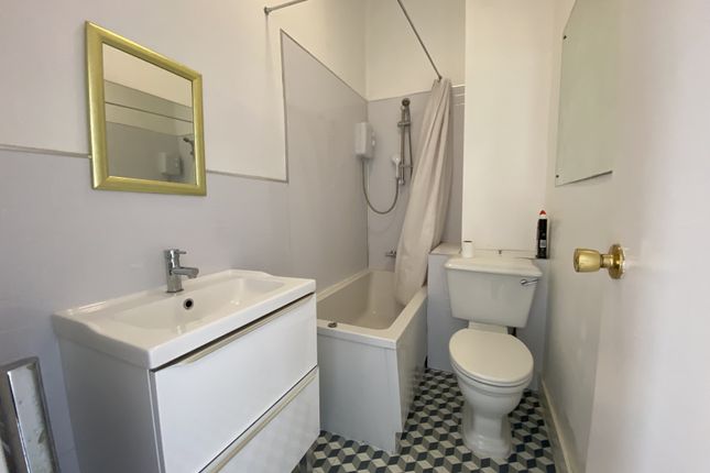 Flat to rent in Westbourne Road, London