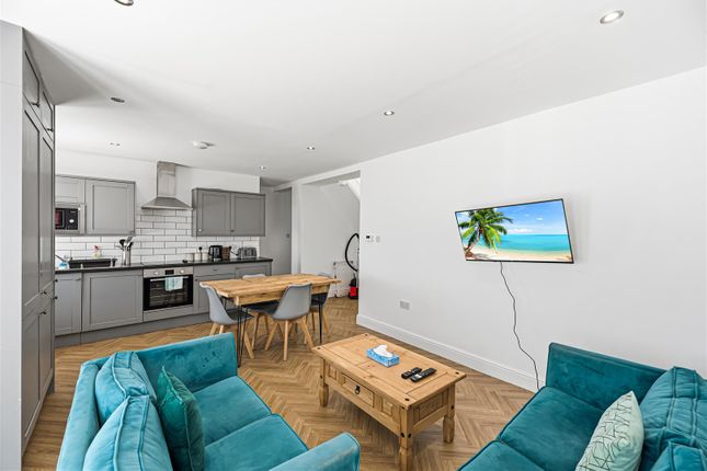 24, Heathfield, Swansea photo 3