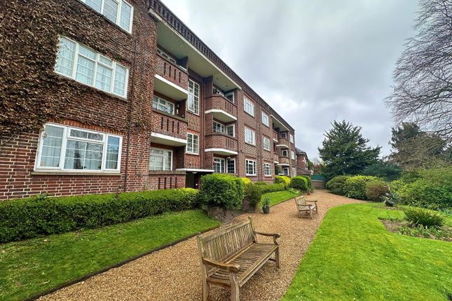 Flat to rent in The Mount, Luton