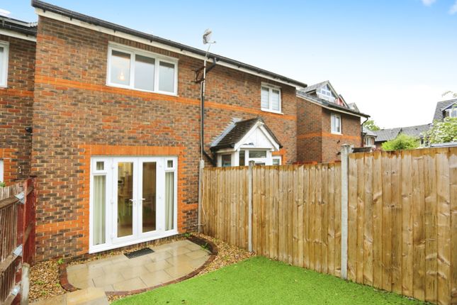 25, Sycamore Grove, London photo 3