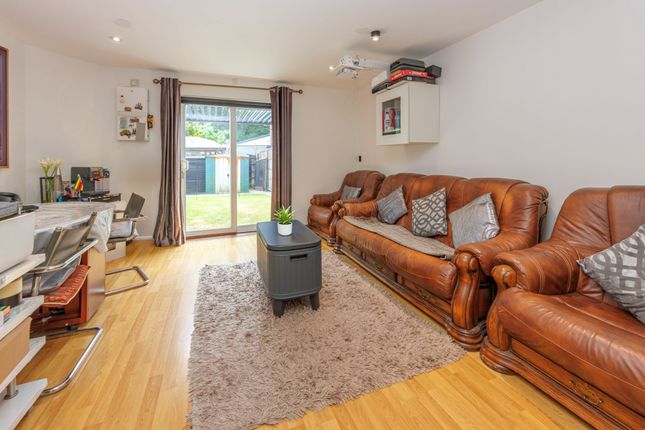40 Vimy Close, Hounslow photo 4