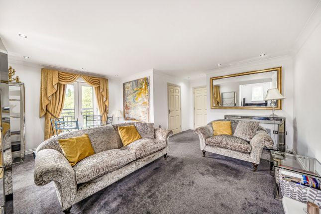 Flat 18, Royal Court,, Hume Way, Middlesex photo 4