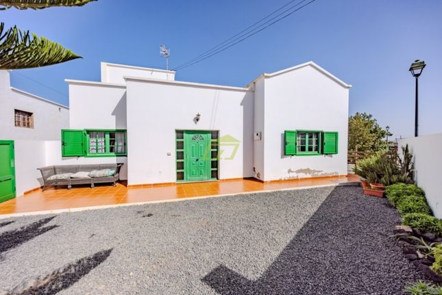 Thumbnail Villa for sale in El Cuchillo, Lanzarote, Spain