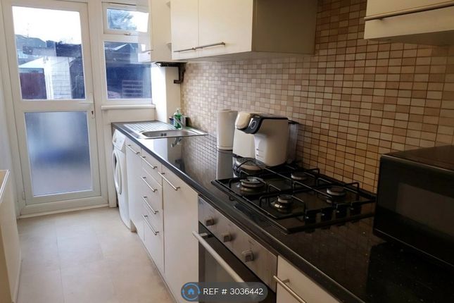Sunningdale Avenue, Hanworth photo 2