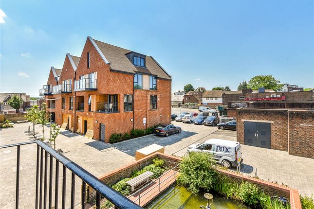 Flat for sale in High Street, Petersfield, Hampshire