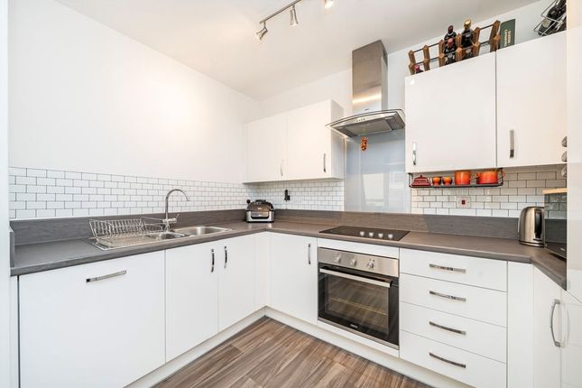 Flat 13, Farlow House, 115, Loughborough Park, London photo 2