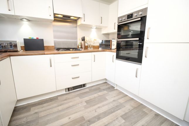 22, Yew Tree Way, Warwick photo 3