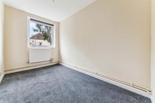 Flat to rent in Fortrose Gardens, London
