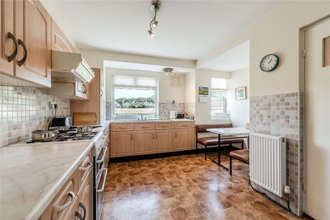 27, Woodhall Park Avenue, Pudsey photo 4