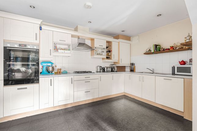 6 Plomer Hill, High Wycombe photo 3