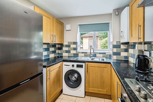 4, Lowestoft Drive, Slough photo 3