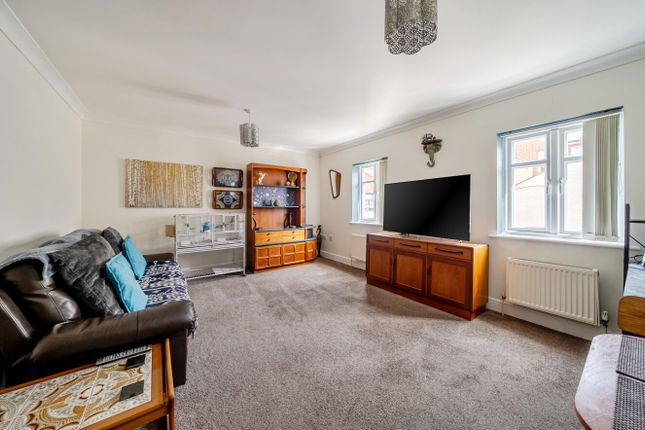 14, Overton Court, Tongham photo 2