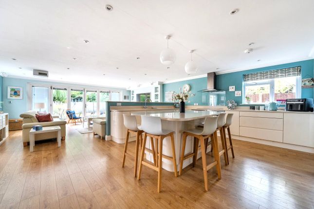 35, Acacia Drive, Addlestone photo 2
