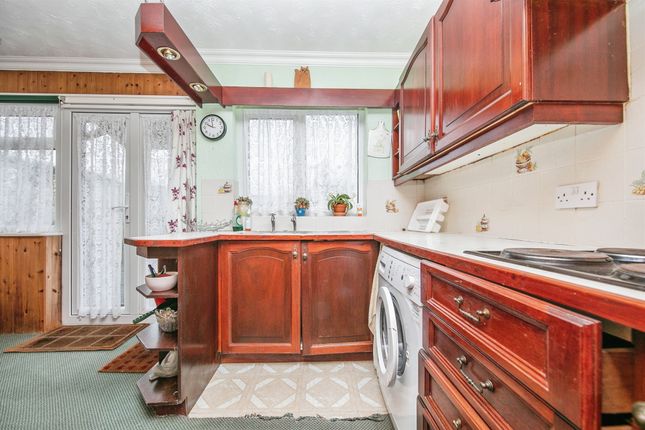 2, Dovedale Gardens, Clacton-On-Sea photo 4