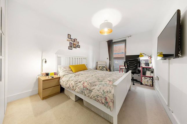 Thumbnail Flat to rent in Fulham Palace Road, Barons Court, London