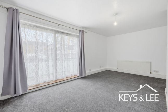 213 Hillrise Road, Romford, Greater London photo 2