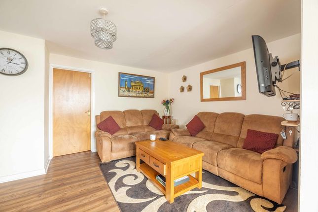48b, Tintern Close, Slough photo 4