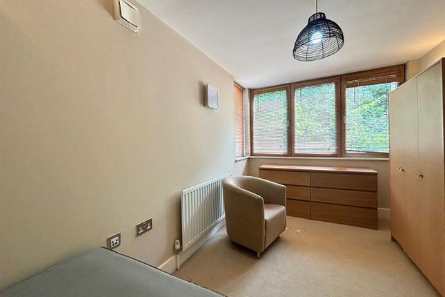Flat 8, Lorcan Court, West Drayton photo 4