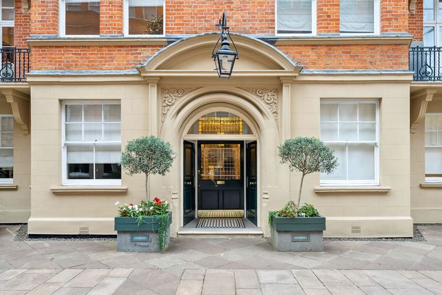 Flat for sale in Cheyne Court, London