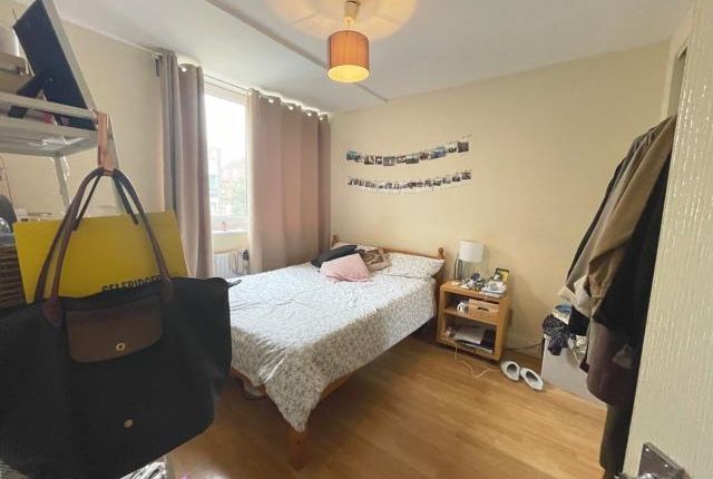 Flat to rent in Sprewell House, Lytton Grove, Putney