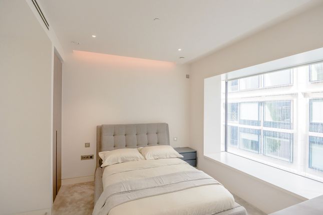 Flat to rent in Water Lane, London