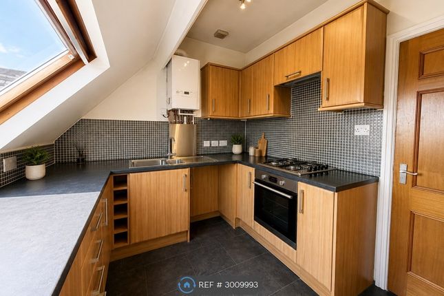 Flat, Old School House Northowram Green, Halifax photo 3