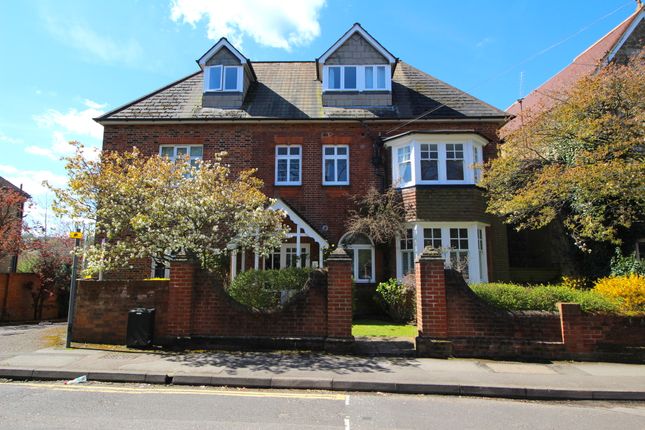 2 bed flat to rent in Nightingale Road, Guildford, Surrey GU1