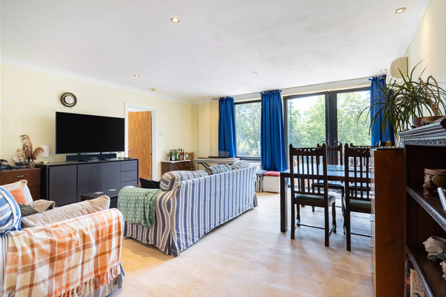 3-bed flat on Lion Court, London, £625,000