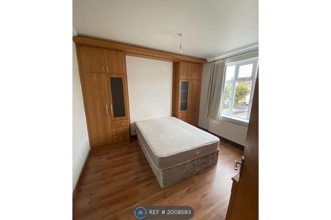 Room to rent in Campbell Avenue, Ilford