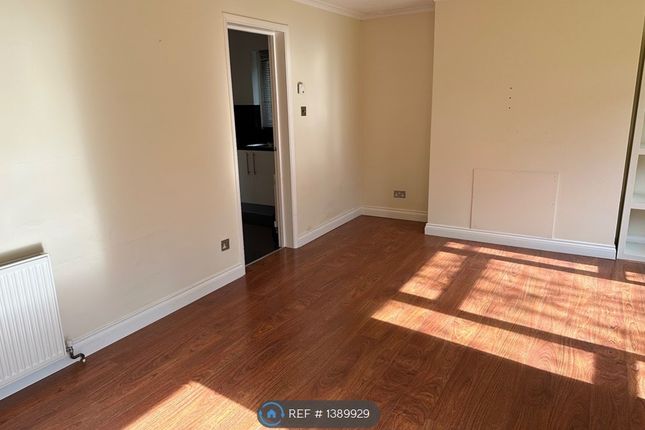 Flat to rent in Snaresbrook, London