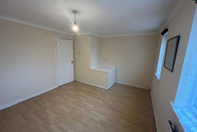 17, Stocker Gardens, Dagenham photo 2
