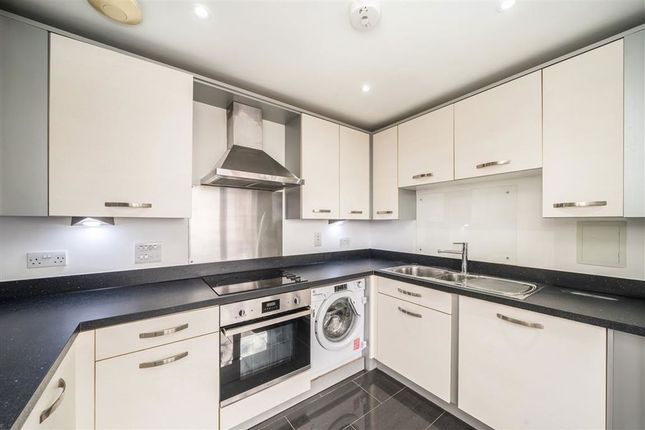 Flat 26, Eversley House, 7, Mullins Place, Clapham photo 3