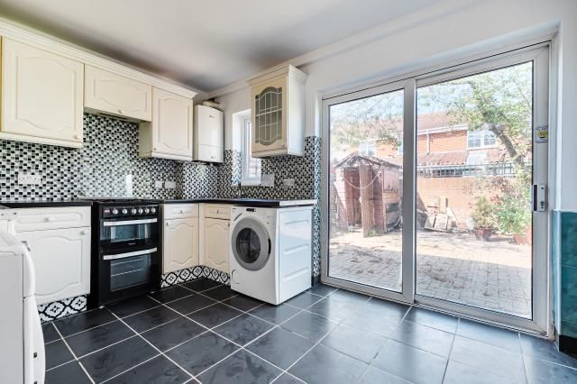 48, Myrtle Crescent, Slough photo 4