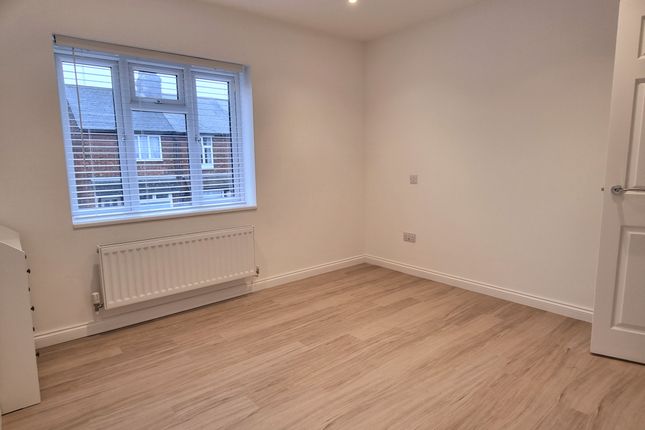 Thumbnail Property to rent in Highbury Road, Hitchin