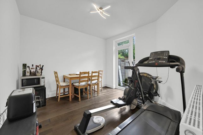 97, Cavendish Drive, London photo 4