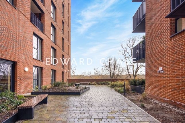 Flat to rent in 7 Shearwater Drive, London