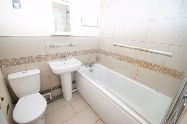 Flat for sale in Queens Avenue, Leigh-On-Sea, Essex