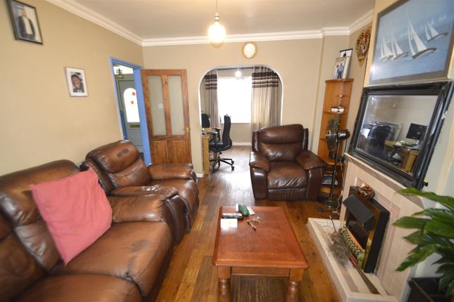 32, Rutland Gardens, Dagenham photo 3