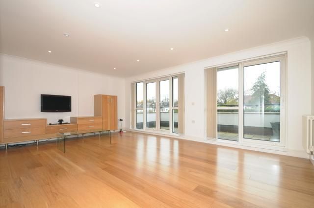 Thumbnail Flat to rent in Broughton Avenue, Finchley