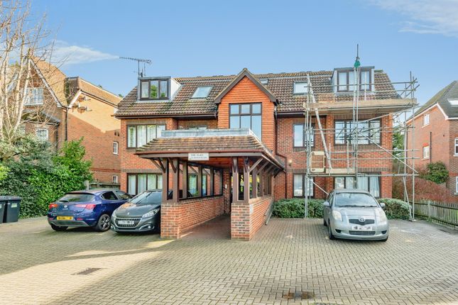 1-bed flat on Flat 9, The Oaks 58a, Bonehurst Road, HORLEY, £165,000