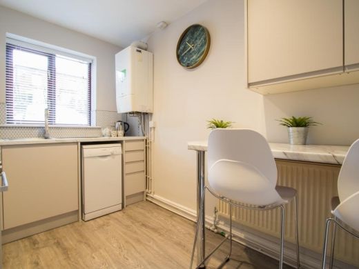 Shared accommodation to rent in Victoria Road, Leeds