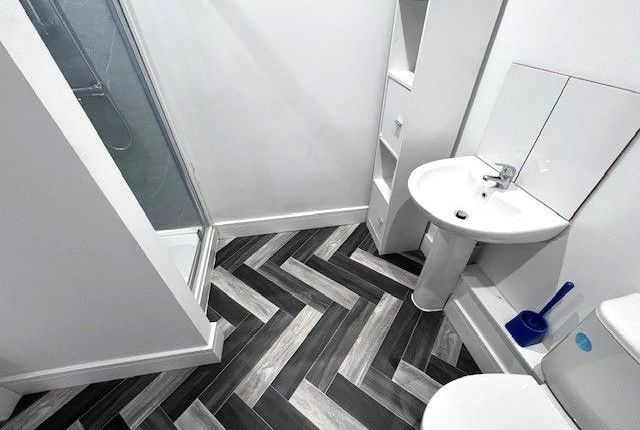 Room 3, 8 Vale View, Newcastle-under-Lyme photo 2
