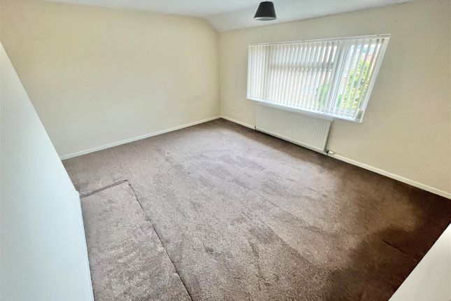 Flat to rent in Lyneham Road, Luton
