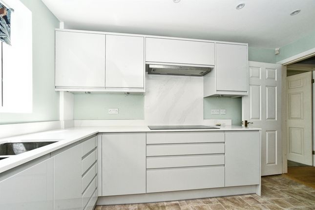 6, Petter Close, Swindon photo 2