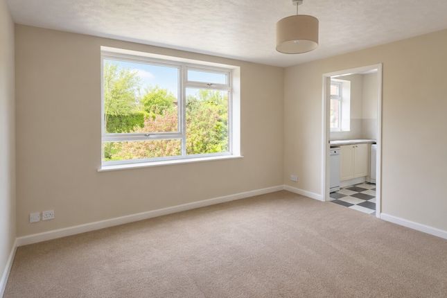 Flat 10 Cedar House, Gorse Court, Guildford photo 2