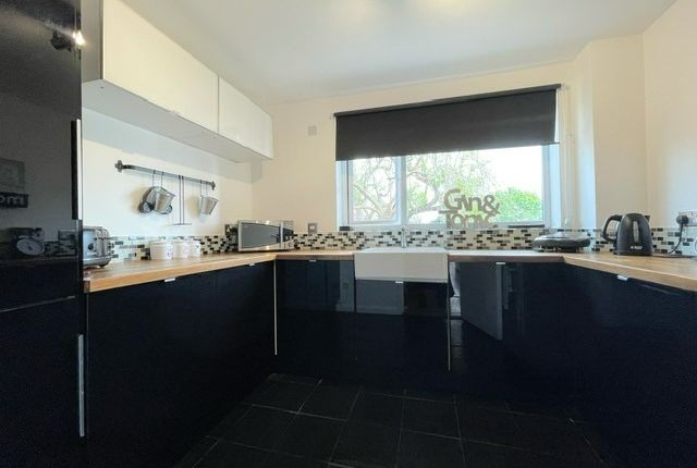 29  Flat 12, Forest View, London photo 3
