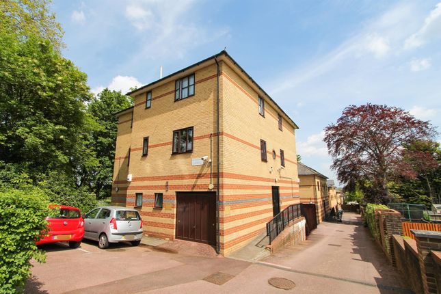 Flat for sale in Oakview Apartments, Benhill Road, Sutton
