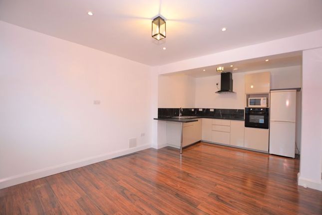 2-bed flat on Flat 2, Bridge House,, Bridge Street, Slough, £1,350/mo