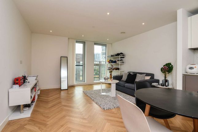 Flat to rent in 251 Southwark Bridge Road, Elephant And Castle, London