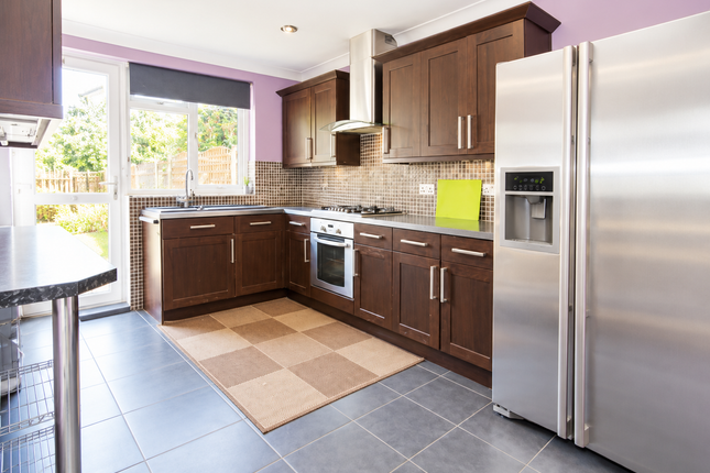 16 Aveley Road, Romford photo 3
